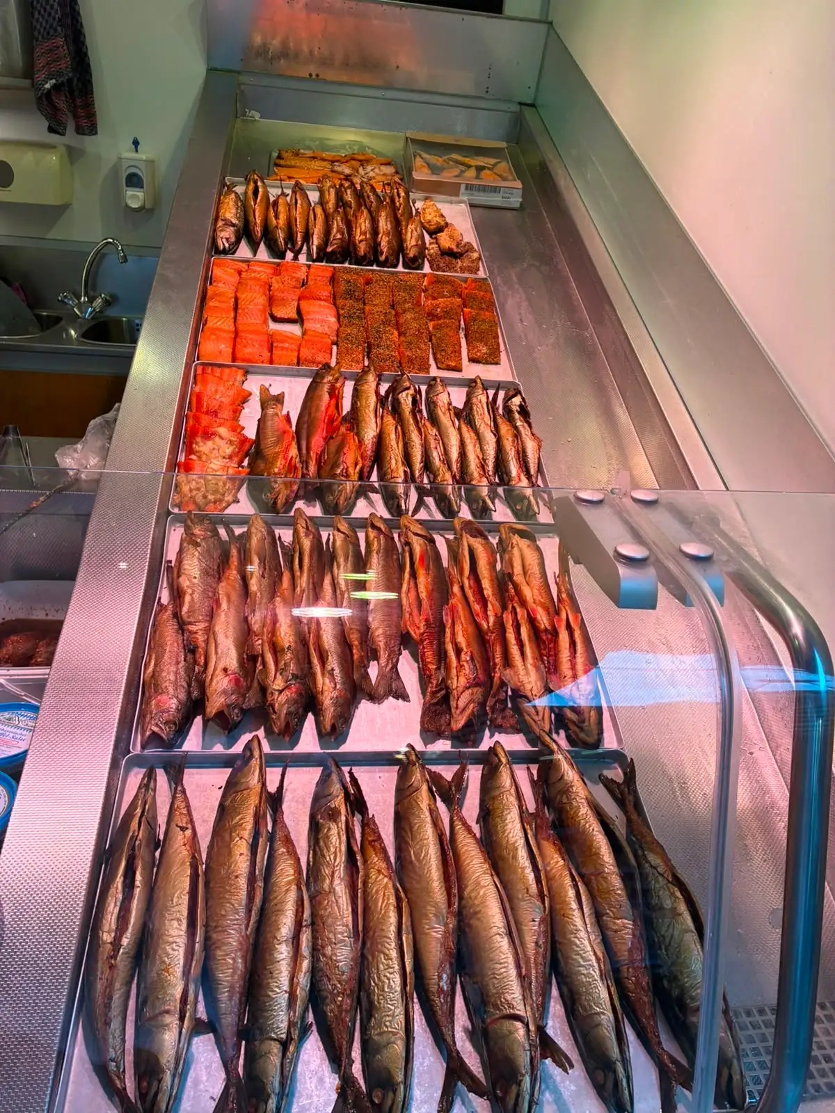 Gefüllte Verkaufstheke mit frischen Fischspezialitäten